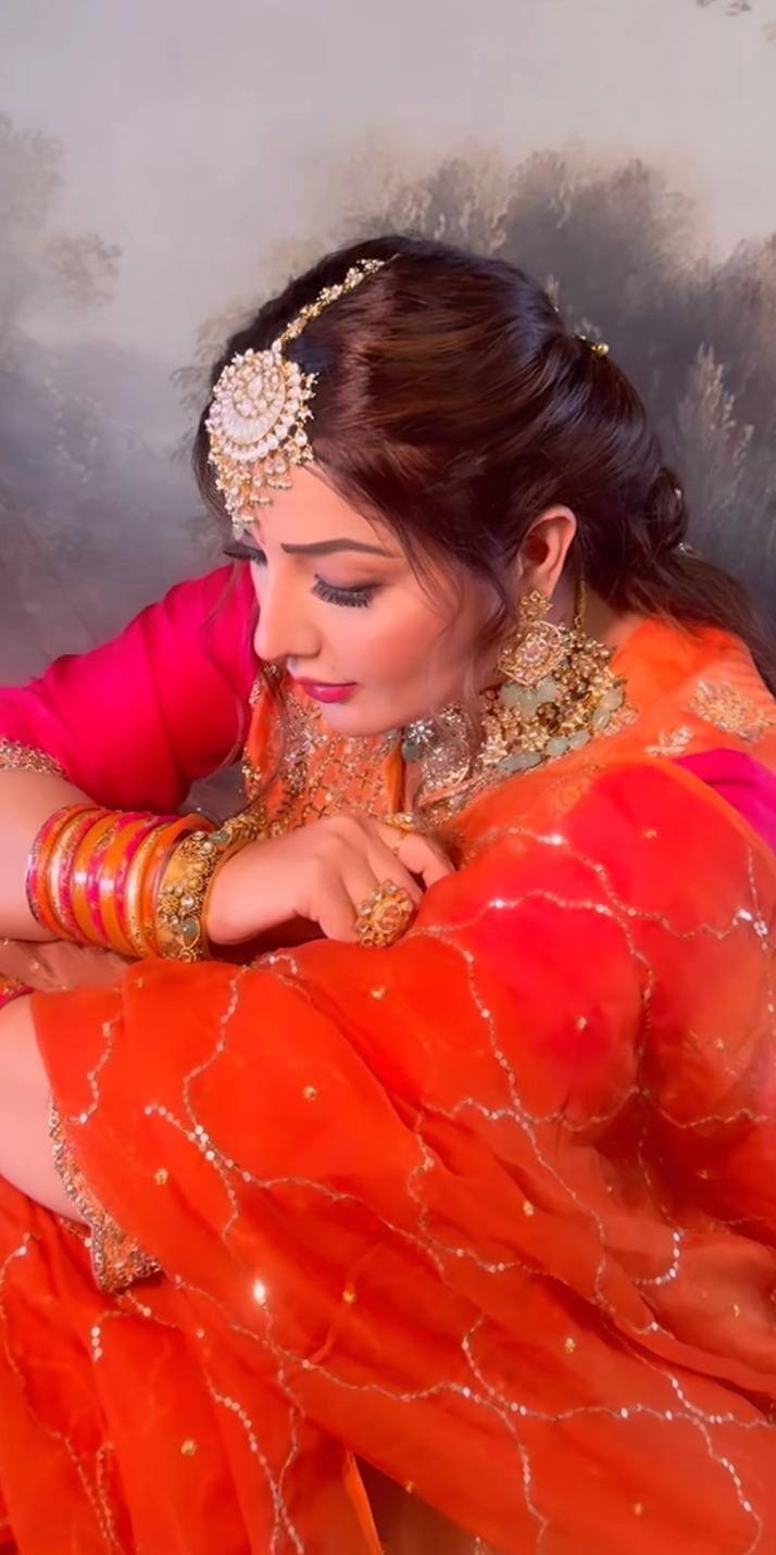 ਇਨ੍ਹਾਂ ਤਸਵੀਰਾਂ 'ਚ ਅਦਾਕਾਰਾ ਨੇ ਲਹਿੰਗਾ ਚੋਲੀ ਪਾਇਆ ਹੋਇਆ ਹੈ ਤੇ ਨਾਲ ਔਰੇਂਜ ਰੰਗ ਦੀ ਚੁੰਨੀ ਲਈ ਹੋਈ ਹੈ। ਇਸ ਦੇ ਨਾਲ ਨਾਲ ਸੋਨੀਆ ਨੇ ਚੂੜਾ ਵੀ ਪਹਿਿਨਿਆ ਹੋਇਆ ਹੈ।ਇਨ੍ਹਾਂ ਤਸਵੀਰਾਂ 'ਚ ਅਦਾਕਾਰਾ ਨੇ ਲਹਿੰਗਾ ਚੋਲੀ ਪਾਇਆ ਹੋਇਆ ਹੈ ਤੇ ਨਾਲ ਔਰੇਂਜ ਰੰਗ ਦੀ ਚੁੰਨੀ ਲਈ ਹੋਈ ਹੈ। ਇਸ ਦੇ ਨਾਲ ਨਾਲ ਸੋਨੀਆ ਨੇ ਚੂੜਾ ਵੀ ਪਹਿਿਨਿਆ ਹੋਇਆ ਹੈ।