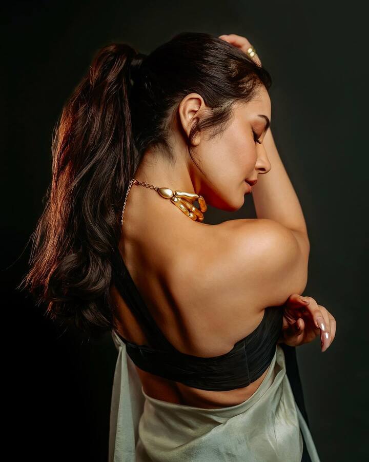 એક્ટ્રેસનો ગ્લેમરસ સાડી લૂક સોશિયલ મીડિયામાં વાયરલ થઈ રહ્યો છે.