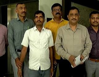 Surat crime: ગુજરાતમાં 20 કરતા વધુ ગુનાને અંજામ આપી 10 વર્ષથી ફરાર આરોપીની પોલીસે જાણો ક્યાંથી કરી ધરપકડ