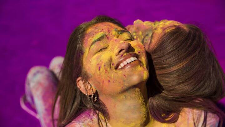 કેટલાક રંગો એટલા મજબૂત હોય છે કે તે સરળતાથી ઉતરી શકતા નથી. જેના કારણે ત્વચાને પણ નુકસાન થઈ શકે છે. પરંતુ, અમે તમારા માટે 5 સરળ યુક્તિઓ લાવ્યા છીએ જે ખૂબ જ હઠીલા રંગને પણ મિનિટોમાં ગાયબ કરી દેશે. આ ટિપ્સ અપનાવવાથી તમે ન માત્ર રંગો સરળતાથી દૂર કરી શકશો, પરંતુ તમારી ત્વચા પણ ચમકદાર અને સુંદર દેખાવા લાગશે. તો આવો જાણીએ તે યુક્તિઓ વિશે.