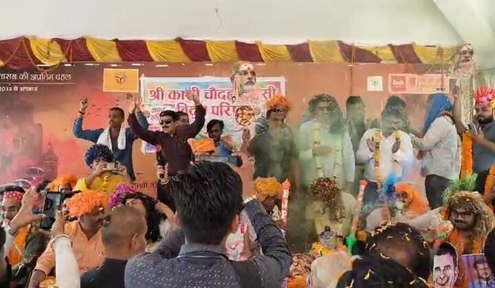 होली की तारीख नजदीक आते ही बनारस के शिक्षण संस्थान, मंदिर, घाट पर रंग उत्सव का अद्भुत नजारा देखा जा रहा है.