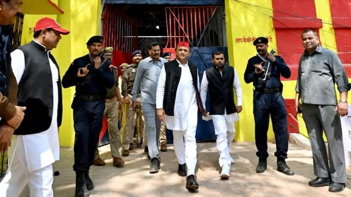 Samajwadi party chief Akhilesh Yadav Meet Azam Khan at Sitapur Jail and Attack BJP UP Akhilesh Yadav Sitapur Visit: जेल में बंद आजम खान से मिलने पहुंचे अखिलेश यादव, सपा मुखिया ने कहा- 'उनके साथ अन्याय हो रहा'