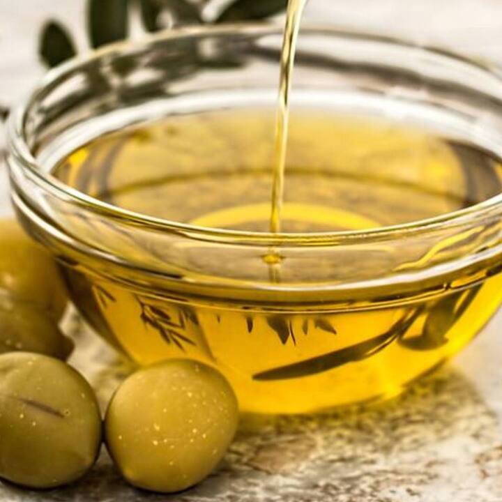 ਹੋਲੀ ਖੇਡਣ ਤੋਂ ਪਹਿਲਾਂ ਵਾਲਾਂ 'ਚ ਜੈਤੂਨ ਦਾ ਤੇਲ ਲਗਾਉਣਾ ਵੀ ਬਹੁਤ ਫਾਇਦੇਮੰਦ ਸਾਬਤ ਹੋ ਸਕਦਾ ਹੈ। ਇਸ ਵਿੱਚ ਵਿਟਾਮਿਨ ਈ ਅਤੇ ਓਮੇਗਾ 3 ਫੈਟੀ ਐਸਿਡ ਪਾਏ ਜਾਂਦੇ ਹਨ, ਜੋ ਵਾਲਾਂ ਅਤੇ ਚਮੜੀ ਲਈ ਬਹੁਤ ਫਾਇਦੇਮੰਦ ਹੁੰਦੇ ਹਨ। ਹਾਲਾਂਕਿ, ਇਸ ਨੂੰ ਵਾਲਾਂ ਜਾਂ ਚਮੜੀ 'ਤੇ ਲਗਾਉਣ ਤੋਂ ਪਹਿਲਾਂ ਪੈਚ ਟੈਸਟ ਜ਼ਰੂਰ ਕਰੋ।