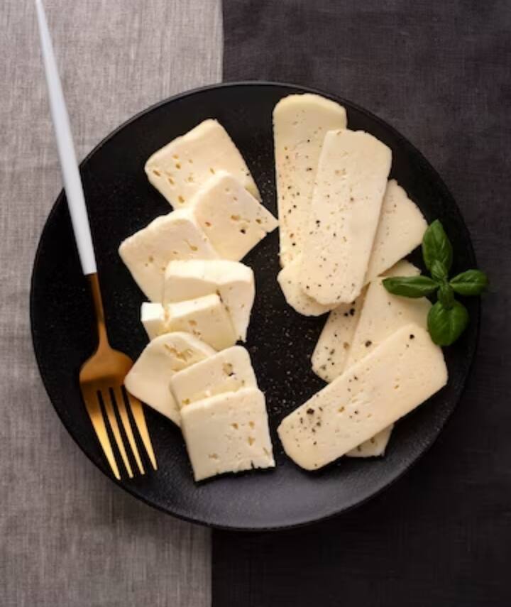 सैचुरेटेड सोया मिल्क से बना, टोफू का 100 ग्राम हिस्सा लगभग 8.1 ग्राम प्रोटीन प्रदान करता है. इसका इस्तेमाल टोफू ब्रेकी पैनकेक बनाने या जापानी-इंस्पायर्ड सलाद बनाने के लिए कर सकते हैं.