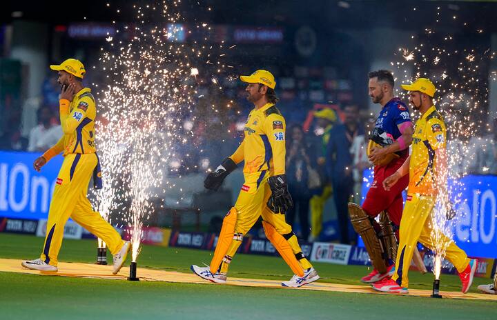 ஐ.பி.எல் 2024 இன் முதல் டாஸை வென்றவர் ஆர்.சி.பி அணியின் கேப்டன் ஃபாஃப் டுப்ளெஸிஸ்.