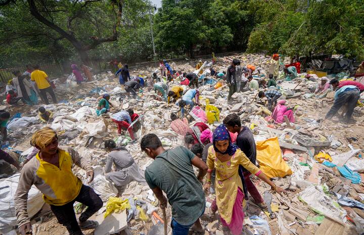 अगर आपके घर के पास भी कोई ऐसा कचरे का ढेर है तो आपको परेशान होने की जरूरत नहीं है, आप इसकी शिकायत कर सकते हैं.