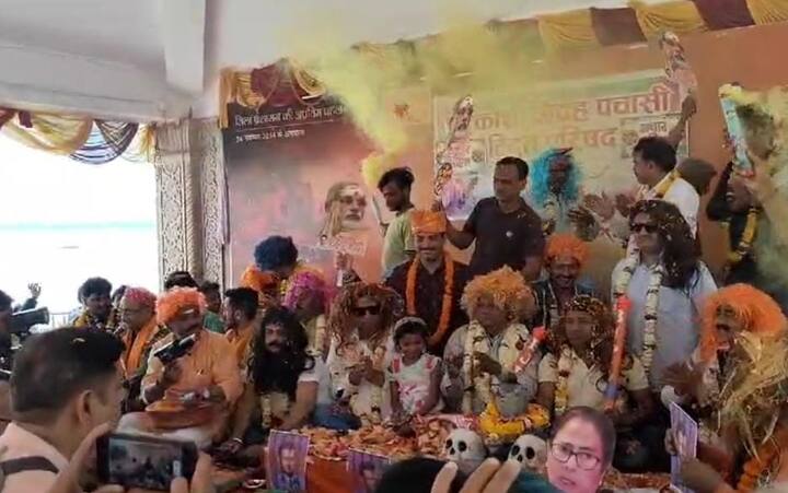 Kashi Holi 2024: होली की तारीख नजदीक आते ही काशी वालों पर रंग उत्सव की खुमारी देखी जा रही है. खासतौर पर बनारस के घाट पर लोग पारंपरिक तरीके से नाच गाने और सियासी जुबानी तंज भी कसते नजर आ रहें हैं.