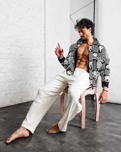 Guess Who: करियर की शुरुआत में लड़की कहकर उड़ाया जाता था मजाक, आज एक्शन और डांस से करता है सिनेमा पर राज, पहचाना ?