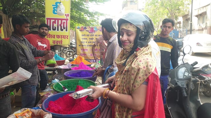 लोकसभा चुनाव की वजह से प्रधानमंत्री नरेंद्र मोदी के मुख़ौटे आकर्षण का केंद्र बन गये हैं. रंग बिरंगी हेयर स्टायल की भी डिमांड बढ़ गयी है. प्रधानमंत्री नरेंद्र मोदी के मुखौटे और भगवा हर्बल गुलाल की जमकर खरीदारी हो रही है.