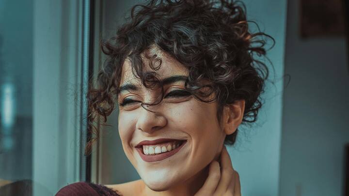 অনেকে শখে চুলের স্টাইল বদলানোর জন্য চুল কার্লি করেন অর্থাৎ চুলে কোঁকড়া ভাব রাখেন। কারও বা চুল জন্মগতভাবে কোঁকড়ানো।