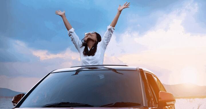 Sunroof Challan: ઘણા લોકો સનરૂફવાળી કારના શોખીન હોય છે, સામાન્ય રીતે સનરૂફવાળી કારની કિંમત 50 હજાર રૂપિયાથી લઈને 1 લાખ રૂપિયા સુધીની હોય છે. જ્યારે તેનો ઉપયોગ કરવા બદલ તમને દંડ થઈ શકે છે. કાર ખરીદતા પહેલા લોકો ઘણી બાબતોનું ધ્યાન રાખે છે, કારમાં ઉપલબ્ધ સુવિધાઓ અનુસાર કાર ખરીદવામાં આવે છે.