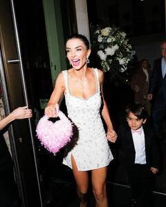 सगाई पार्टी में मंगेतर संग लिपलॉक करती दिखीं Amy Jackson, सोशल मीडिया पर वायरल हुईं कपल की रोमांटिक तस्वीरें