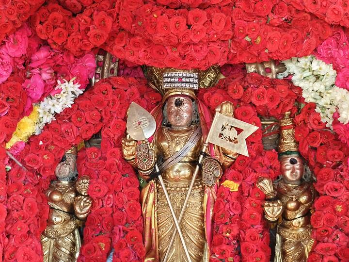 தேரோட்டத்தில் மயிலம் பொம்மபுர ஆதீனம் 20-ம் பட்டம் சிவஞான பாலய சுவாமிகள், சிறுபான்மையின நலத்துறை அமைச்சர் செஞ்சி மஸ்தான் உள்ளிட்ட ஆயிரக்கணக்கான மக்கள் கலந்து கொண்டு தேரினை வடம் பிடித்து இழுத்தனர்.