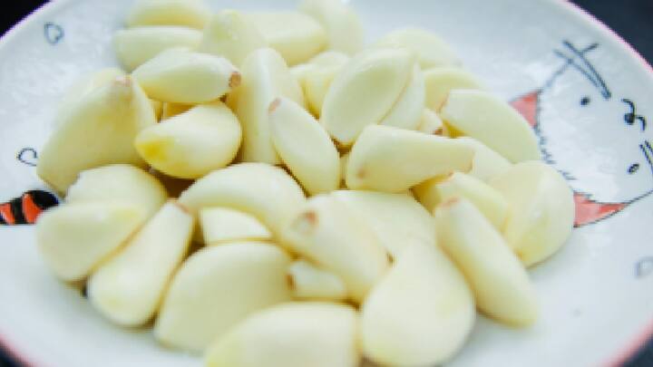 Garlic Benefits : लसूण भाज्यांची चव वाढवण्यासोबतच आरोग्यासाठीही खूप फायदेशीर ठरू शकतो. फार कमी लोकांना याबद्दल माहिती आहे.