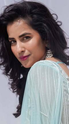 Komalee Prasad: మత్తెక్కించే చూపులతో కోమలి- ఆకట్టుకుంటున్నక్రేజీ పోజులు