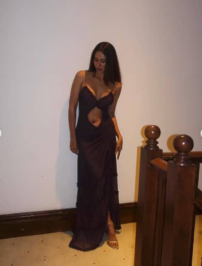 ਇਨ੍ਹਾਂ ਤਸਵੀਰਾਂ ਵਿੱਚ ਸੋਨਮ ਬਲੈਕ ਕਲਰ ਦੀ ਡਰੈੱਸ ਵਿੱਚ ਬੇਹੱਦ ਖੂਬਸੂਰਤ ਨਜ਼ਰ ਆ ਰਹੀ ਹੈ। ਤੁਸੀ ਵੀ ਅਦਾਕਾਰਾ ਦੀਆਂ ਇਨ੍ਹਾਂ ਤਸਵੀਰਾਂ ਉੱਪਰ ਨਜ਼ਰ ਮਾਰੋ...