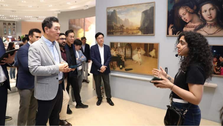 Samsung CEO Visits Mumbai BKC Store Samsung Galaxy S24 AI India Jong Hee Han Samsung CEO Visits BKC Store, Invites People To Experience Newest AI Advancements. Says India Is Next Playground For AI