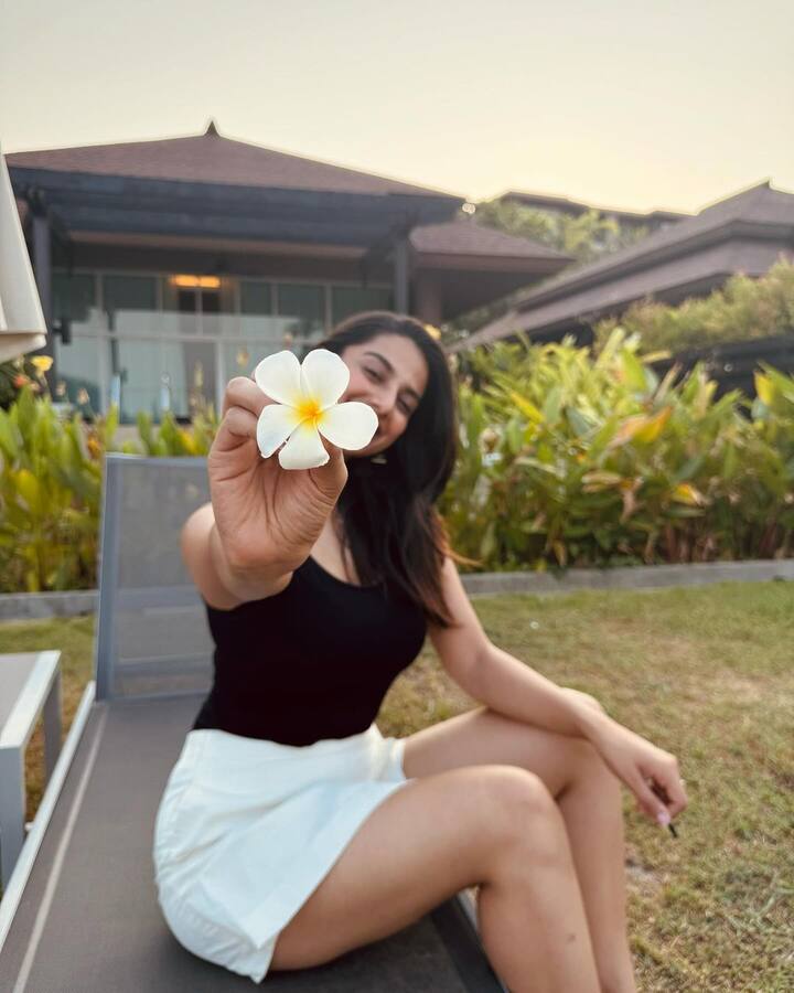 సుశాంత్ హీరోగా తెరకెక్కిన ‘ఇచ్చట వాహనములు నిలుపరాదు‘ సినిమాతో తెలుగు ప్రేక్షకుల ముందుకు వచ్చింది. Photo Credit: Meenakshi Chaudhary/Instagram