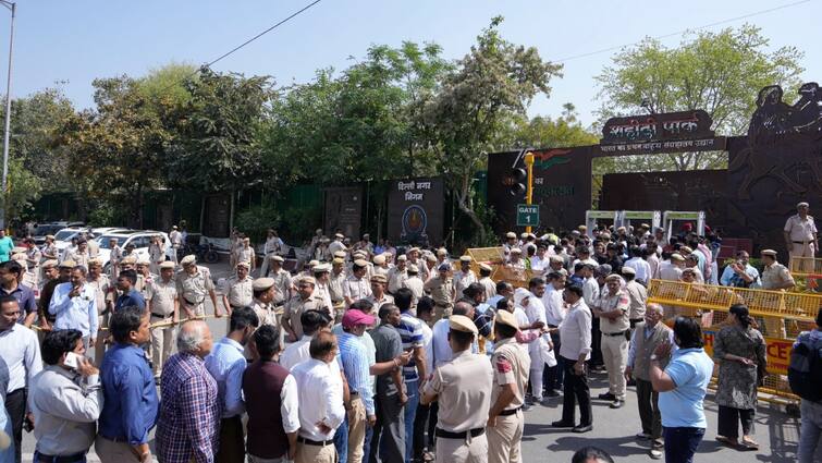 Delhi AAP protests in Shaheedi Park against arrest of Arvind Kejriwal police alert in Central Delhi AAP Protest Delhi: अरविंद केजरीवाल की गिरफ्तारी के खिलाफ शहीदी पार्क में AAP का  प्रदर्शन, पुलिस का पहरा सख्त