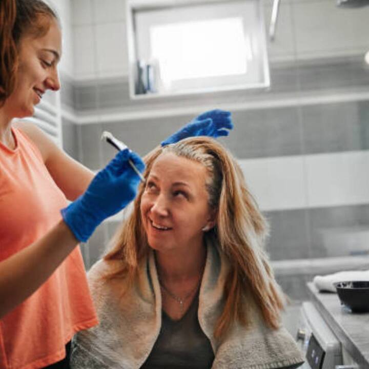 ਜਦੋਂ ਵੀ ਤੁਸੀਂ ਵਾਲਾਂ 'ਤੇ ਹੇਅਰ ਡਾਈ ਲਗਾਉਂਦੇ ਹੋ ਤਾਂ ਉਸ ਤੋਂ ਪਹਿਲਾਂ ਆਪਣੇ ਗਲੇ 'ਤੇ ਤੌਲੀਆ ਰੱਖੋ। ਇਸ ਨਾਲ ਰੰਗ ਦਾ ਦਾਗ ਨਹੀਂ ਲੱਗੇਗਾ।