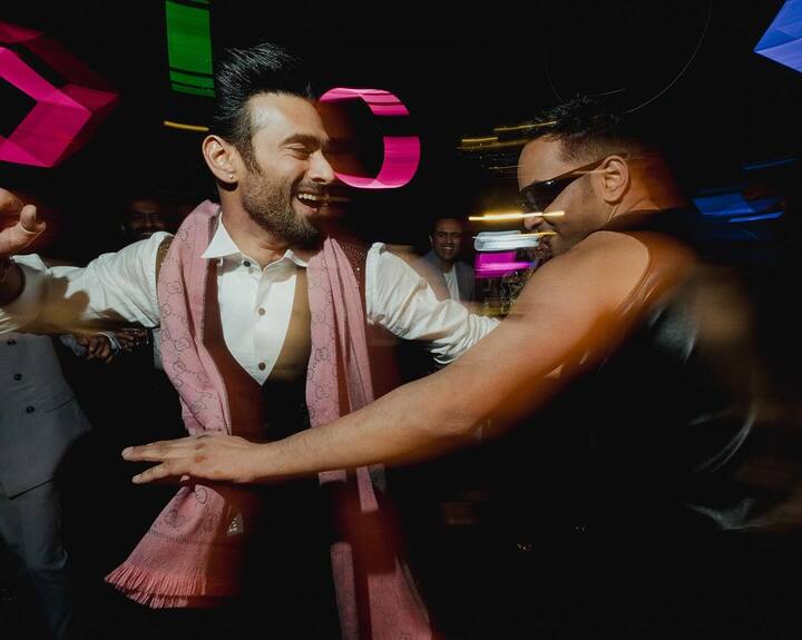 इन फोटोज के साथ पुलकित ने कैप्शन में लिखा- 'यहीं, अभी हमारे पास सब कुछ है! #Mr&Mrs'