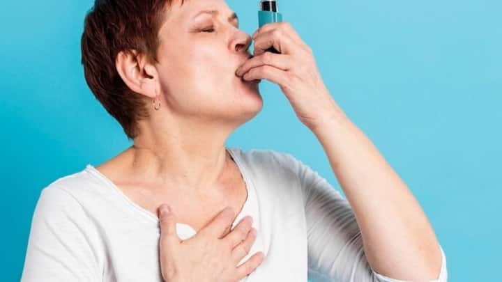 Holi 2024: होली का त्योहार खुशियों और गुलाल का त्योहार है लेकिन अस्थमा के मरीजों को कुछ खास बातों का ख्याल रखन चाहिए. खासकर जिन लोगों को सांस की बीमारी की समस्या है जैसे- अस्थमा, ब्रोंकाइटिस या फिर फेफड़ों की बीमारी है उन्हें खासकर इस त्योहार में एलर्ट रहना चाहिए.