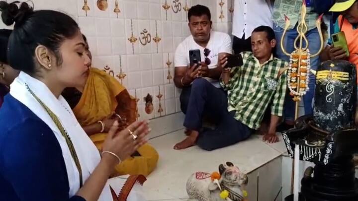 সায়নী বলেন,' প্রতিশ্রুতি না, আমরা কথা দিই না, কথা রাখি। মানুষ মমতা বন্দোপাধ্যায়ের উন্নয়নের জন্য তাঁকে ভোট দেবেন।