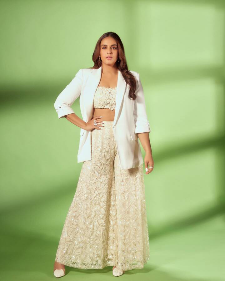 इस बार होली के लिए आप शरारा सेट भी ट्राई कर सकती हैं, जिसे अलग लुक देने के लिए आप ब्रालेट, क्रॉप टॉप या ब्लेजर के साथ भी पहन सकती हैं.