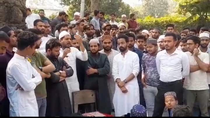 AMU Friday prayers offered Baba Syed Gate Proctor said investigated soon Holi ann AMU में होली खेलने को लेकर दो गुटों में झड़प, कई छात्रों पर गंभीर धाराओं में FIR, गिरफ्तारी की मांग