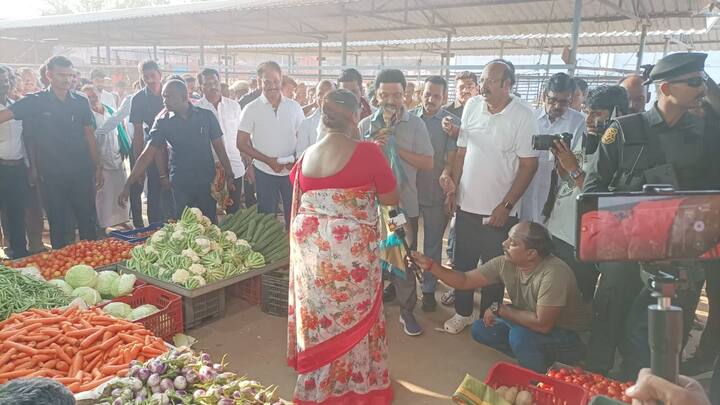 Later, he enjoyed tea at a local sweet shop in Thanjavur. (Credit: ABP Nadu)