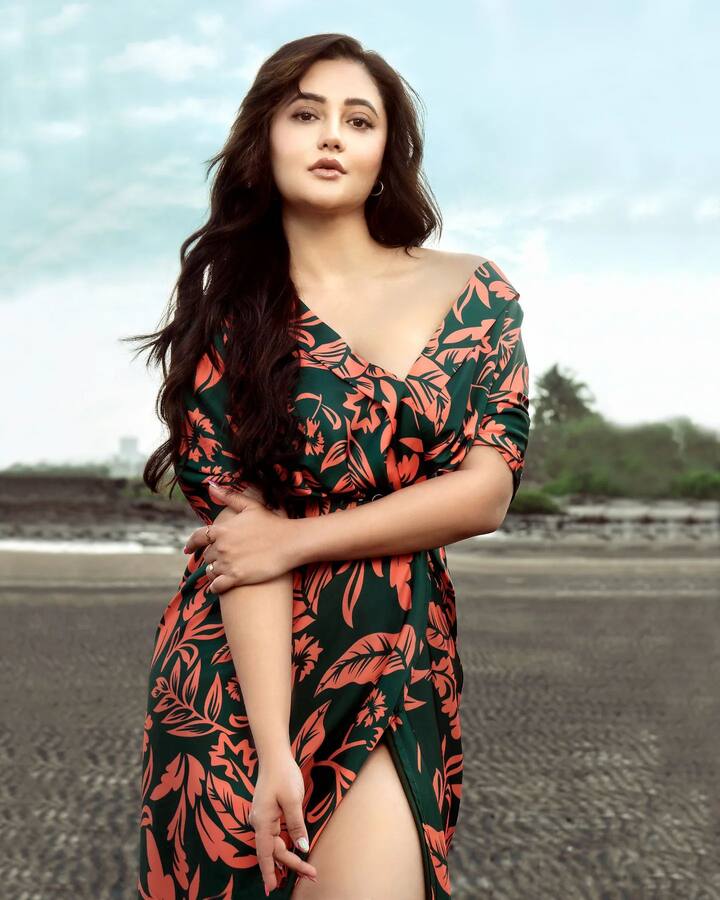 अशा परिस्थितीत रश्मी नेहमीच कोणत्या ना कोणत्या कारणाने चर्चेत असते. सध्या ती तिच्या आगामी 'जहांगीर नॅशनल युनिव्हर्सिटी' (JNU) चित्रपटामुळे चर्चेत आहे.(photo:/imrashamidesai/ig)