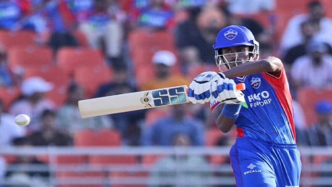 pbks vs dc abhishek porel hit three fours and two six in harshal patel over Abhishek Porel : एका ओव्हरमध्ये दिल्लीला मॅचमध्ये परत आणलं, टीमचा विश्वास सार्थ ठरवला, कोण आहे अभिषेक पोरेल?