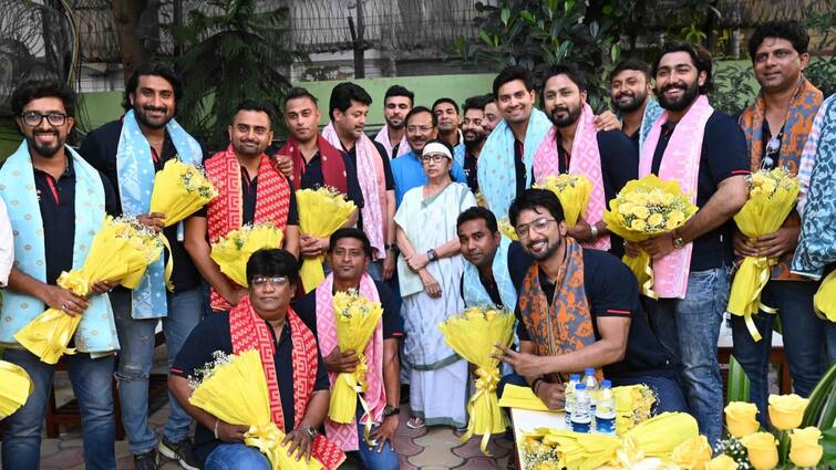Mamata Banerjee give felicitation to Jisshu Sengupta and his team after watching Celebrity Cricket League Mamata Banerjee: 'ট্রফি আপনার বাড়িতে রাখব', সেলিব্রিটি ক্রিকেট লিগ জয়ের পরে মমতার কাছে আবদার যীশুর