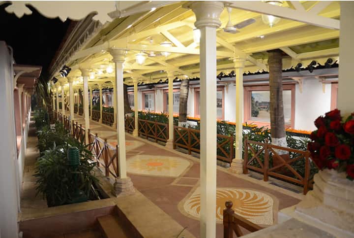 घर के अंदरूनी हिस्से को काफी रॉयल बनाया हुआ है. इसमें एक बेहद आलीशान झूमर, उत्कृ्ष्ट कला के टुकड़े, प्राचीन फर्नीचर हैं जो इसकी खूबसूरत को चार चांद लगाते हैं.