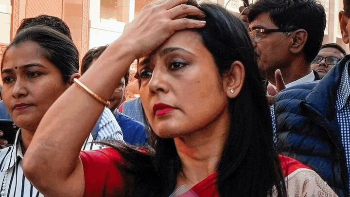 CBI Raids Expelled Trinamool Congress MP Mahua Moitra Kolkata Home In Cash For Query Case Mahua Moitra Raid: மஹுவா மொய்த்ரா வீட்டில் ரெய்டு.. லஞ்சம் பெற்ற புகாரில் சிபிஐ அதகளம்!