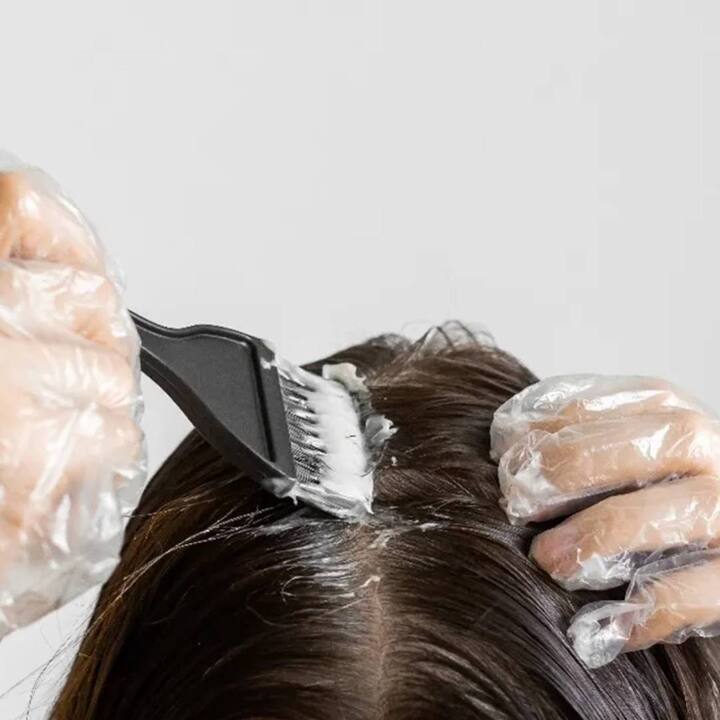 ਹਮੇਸ਼ਾ ਦਸਤਾਨੇ ਪਹਿਨ ਕੇ ਹੀ ਵਾਲਾਂ 'ਤੇ ਹੇਅਰ ਕਲਰ ਲਗਾਓ। ਇਸ ਨੂੰ ਤੇਲ ਵਾਂਗ ਵਾਲਾਂ 'ਤੇ ਨਾ ਲਗਾਓ। ਇਸ ਨਾਲ ਤੁਹਾਡੇ ਵਾਲਾਂ ਨੂੰ ਨੁਕਸਾਨ ਹੋ ਸਕਦਾ ਹੈge 3