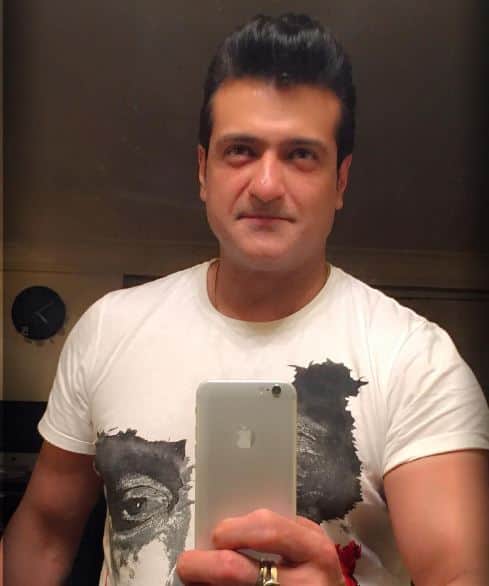 23 मार्च 1972 को मुंबई में जन्में अरमान कोहली के पिता फिल्म डायरेक्टर राजकुमार कोहली थे. अरमान ने साल 1992 में आई फिल्म विरोधी से बॉलीवुड डेब्यू किया था. इसके बाद उन्होंने 90's की ही कई फिल्मों में काम किया.