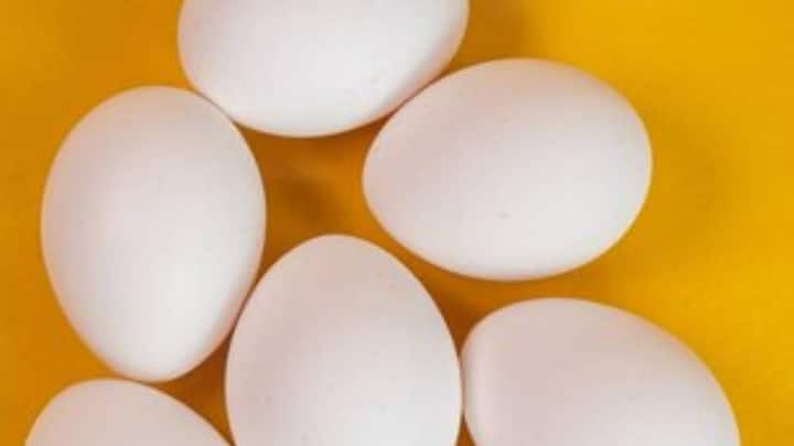 अंडे में भरपूर मात्रा में कैल्शियम होता है जो हड्डियों को मजबूत करने का काम करती है. अंडे में ल्यूटिन और जेक्सैंथिन जैसे एंटीऑक्सिडेंट पाए जाते हैं. यह आंख के रेटिना में जमा गंदगी को निकालती है और मोतियाबिंद के जोखिम को कम करती है.