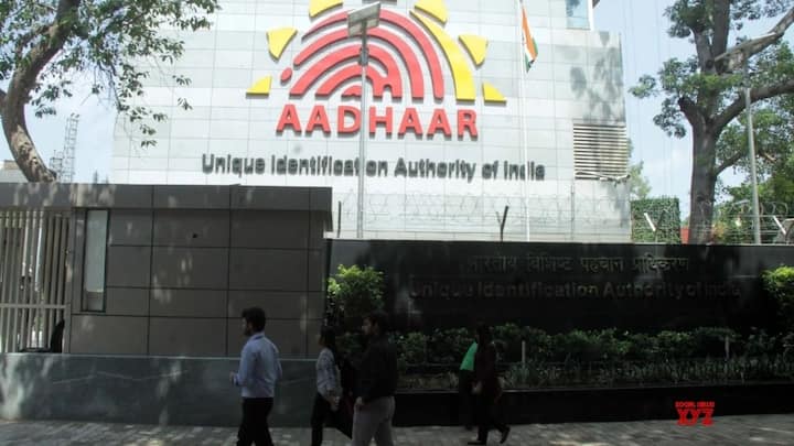 आधार कार्ड बनाने का काम भारत की एक संस्था करती है. जिसे यूनिक आइडेंटिफिकेशन अथॉरिटी ऑफ इंडिया यानी UIDAI भी कहते हैं.