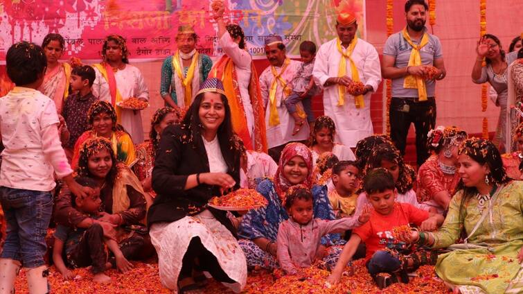 Prayagraj Disabled Children Played Holi With flowers Unique Style ANN प्रयागराज में दिव्यांग बच्चों ने अनूठे अंदाज में खेली फूलों की होली, कई साल बाद चेहरे पर आई मुस्कान