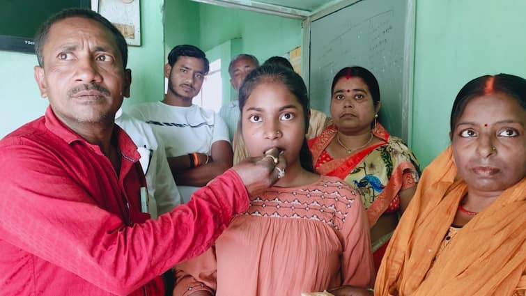 Bihar Board 12th Result Topper Deepali Kumari daughter of e-rickshaw driver in Nawada topped commerce stream ANN Bihar Board 12th Result Topper: पिता नवादा में चलाते हैं ई रिक्शा, 12वीं के रिजल्ट के टॉप 5 में आया बेटी का नाम