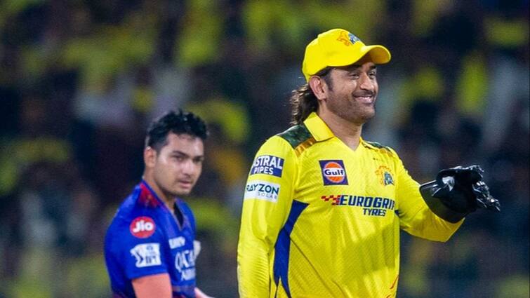 CSK Vs RCB: MS Dhoni's 'Rocket Throw'; Anuj Rawat also watching, lets see this video एमएस धोनीचा 'रॉकेट थ्रो'; अनुज रावतही पाहतच बसला, Video एकदा पाहाच!