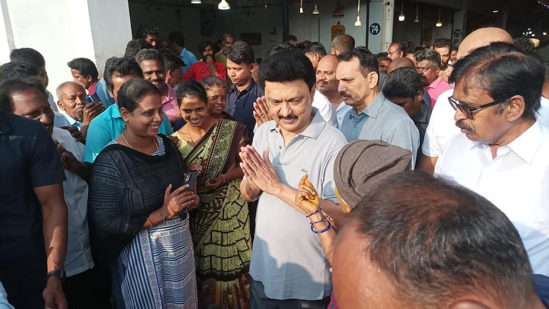 Lok Sabha Election 2024 CM Stalin collected votes from people who went to vegetable shop tea shop and walking in Thanjavur - TNN காய்கறி கடை, டீக்கடையில் முதல்வர் திடீர் விசிட் - மகிழ்ச்சியில் வியாபாரிகள்