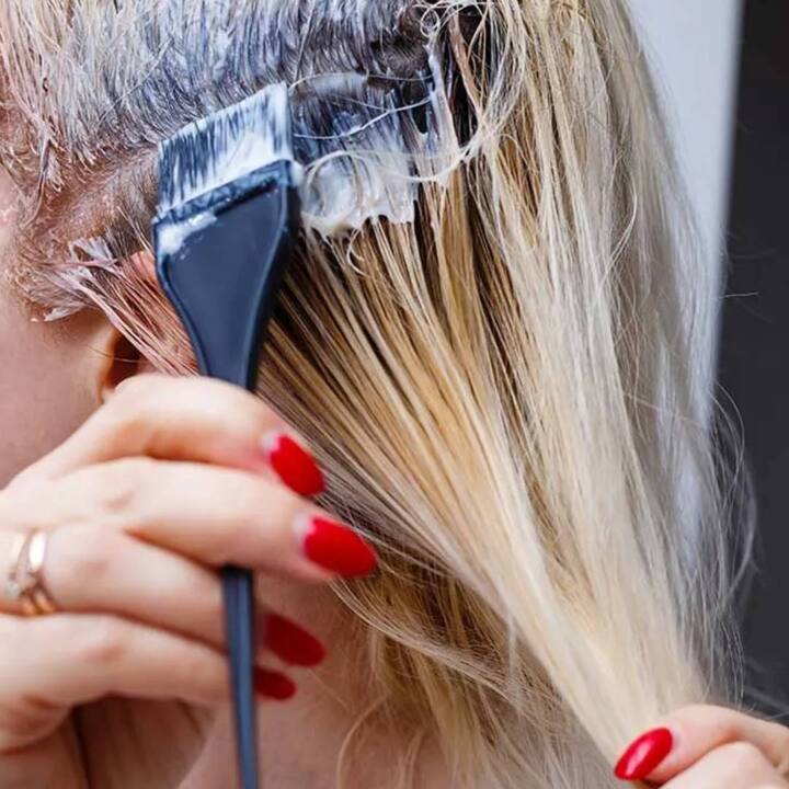 ਕਈ ਵਾਰ ਰੰਗ ਵਾਲਾਂ ਦੇ ਨਾਲ ਨਾਲ ਸਕਿਨ 'ਤੇ ਵੀ ਲੱਗ ਜਾਂਦਾ ਹੈ ਜੋ ਵੱਖਰੇ ਤੌਰ 'ਤੇ ਦਿਖਾਈ ਦਿੰਦਾ ਹੈ। ਅਜਿਹੀ ਸਥਿਤੀ ਵਿੱਚ, ਇੱਥੇ ਅਸੀਂ ਤੁਹਾਨੂੰ ਹੇਅਰ ਡਾਈ ਦੇ ਧੱਬਿਆਂ ਨੂੰ ਹਟਾਉਣ ਬਾਰੇ ਦੱਸਾਂਗੇ।