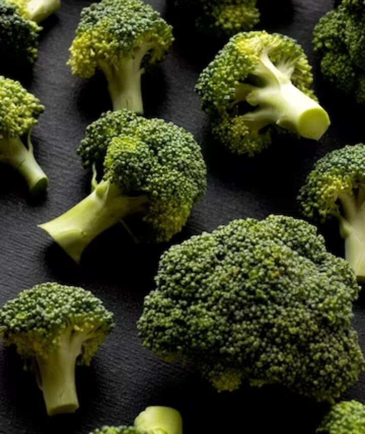ब्रोकोली प्रोटीन में हाई और फैट में कम होती है. इसमें विटामिन, खनिज और एंटीऑक्सिडेंट भरपूर मात्रा में होते हैं, जो इसे अंडे का एक बढ़िया विकल्प बनाती है.