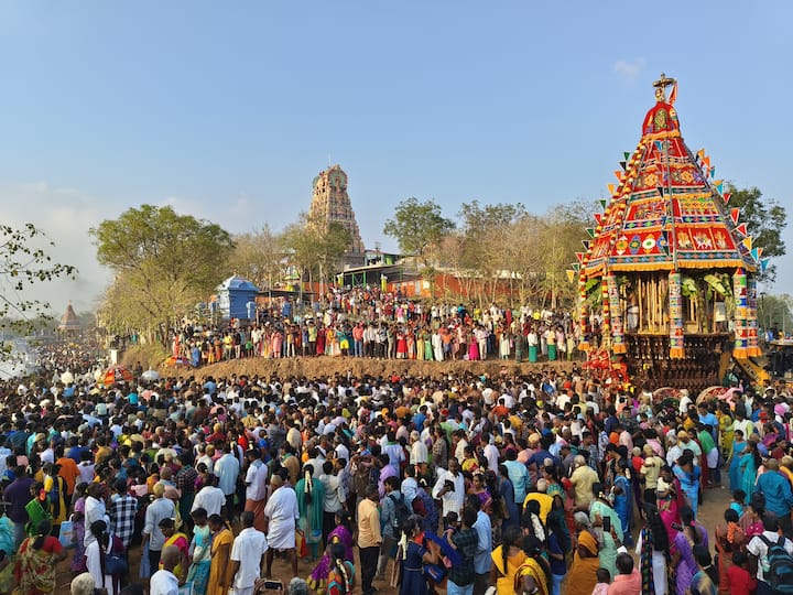 முதலில் கோயிலின் வாயிலில் விநாயகர் தேரோட்டம் தொடங்கியபின் வள்ளிதெய்வானை சுப்பிரமணி முருகன் தேரோட்டம் நடைபெற்றது.