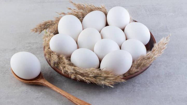 अंडा खाने से शरीर की कई परेशानियां दूर हो जाती है. अंडे में हाई लेवल का प्रोटीन होता है. इसलिए इसे अपनी डाइट में शामिल करनी चाहिए.