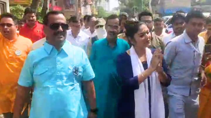 বর্ণাঢ্য শোভাযাত্রার মাধ্যমে পুরো এলাকা পরিদর্শন করেন তিনি।