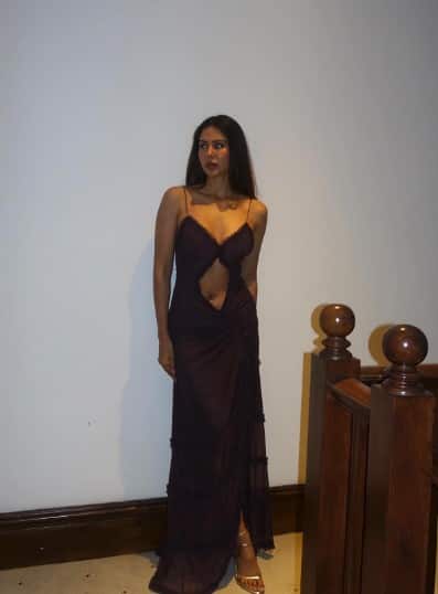 ਸੋਨਮ ਬਾਜਵਾ ਇਸ ਬਲੈਕ ਕਲਰ ਦੀ ਡਰੈੱਸ ਵਿੱਚ ਬੇਹੱਦ ਹੌਟ ਲੱਗ ਰਹੀ ਹੈ। ਅਦਾਕਾਰਾ ਦੀਆਂ ਤਸਵੀਰਾਂ ਉੱਪਰ ਜੀ ਖਾਨ ਅਤੇ ਬੰਟੀ ਬੈਂਸ ਵੱਲੋਂ ਵੀ ਹਾਰਟ ਇਮੋਜ਼ੀ ਸ਼ੇਅਰ ਕੀਤੇ ਗਏ ਹਨ।