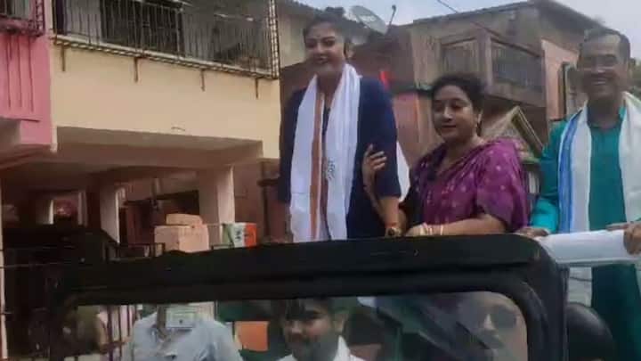 'কাকে পাওয়া যায়নি, না যায়নি', সেটা নিয়ে উৎসাহ না দেখিয়ে সায়নী বলেন, বিগত তিন বছর ধরে তিনি রাজনীতি করছেন। যাদবপুরের মানুষের এটুকু ভরসা তার প্রতি আছে, যে ২৪ ঘণ্টা সায়নী ঘোষকে তাঁরা পাশে পাবে।